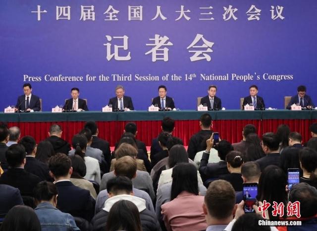 3月6日,十四屆全國人大三次會議在北京梅地亞中心新聞發布廳舉行記者會。中新社記者 楊可佳 攝