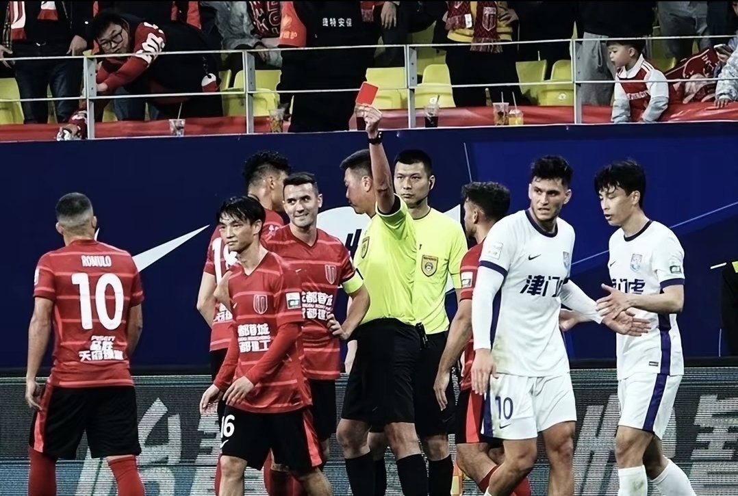中超名哨遭禁赛3场 罚下蓉城队长被认定错判 名记质疑足协：没道理
