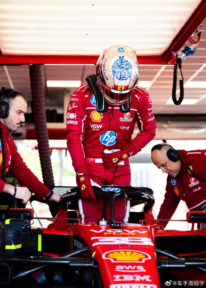 更新社媒，晒出今天在菲奥拉诺赛道首次驾驶法拉利赛车的帅照：“今天我开上了法拉利F1赛车”