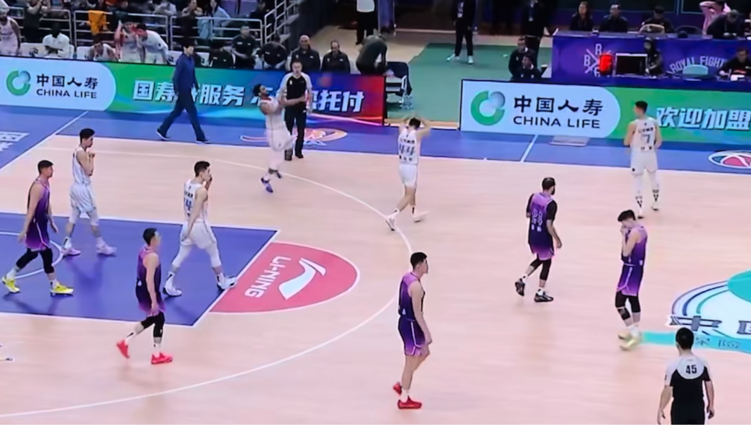 山东胜北控！盖利抛球庆祝，闵鹿蕾脸黑，里勒转头离场，邱彪采访