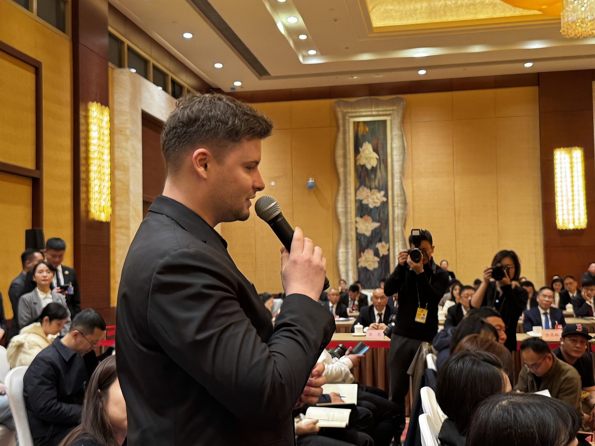 两会世界观丨人大代表团“开放团组”活动，外媒记者问了哪些问题？|外媒记者|全国两会|深圳市_新浪新闻