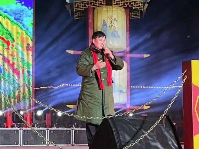 2月12日元宵节，朱之文在鄂尔多斯伊金霍洛旗的元宵节晚会唱歌。受访者供图