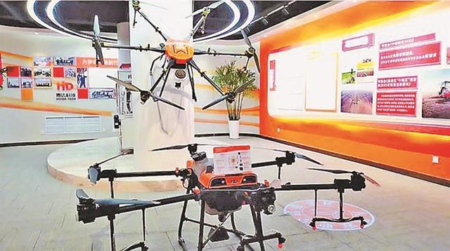 黑龙江省高新技术企业自主研制的新型植保无人机。 黑龙江日报记者 彭溢 摄