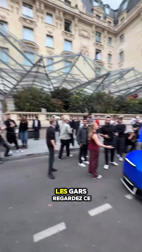 捷豹纯电概念车Type00上路，挺科幻的