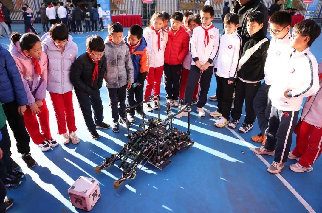 北京中小学将开设AI通识课!方案速览→|人工智能|中小学|北京市_新浪新闻