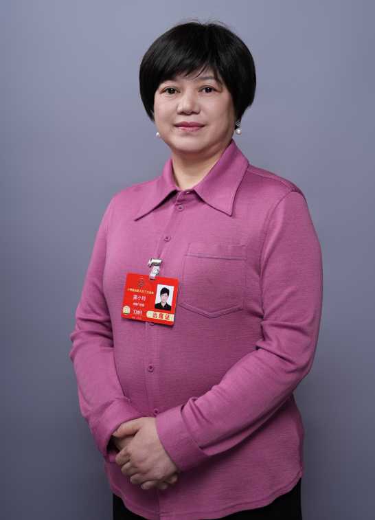 全国人大代表,醴陵市醴泉窑艺陶瓷有限公司总设计师(艺术总监)黄小玲