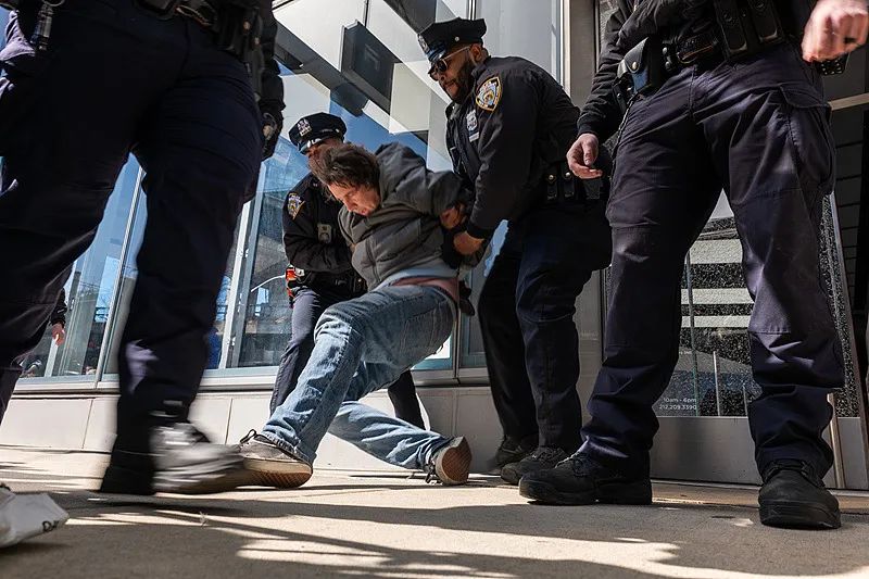 當地時間3月8日,美國紐約市,警方逮捕在曼哈頓特斯拉門店聚集的抗議者。⠨斨溤𘭥