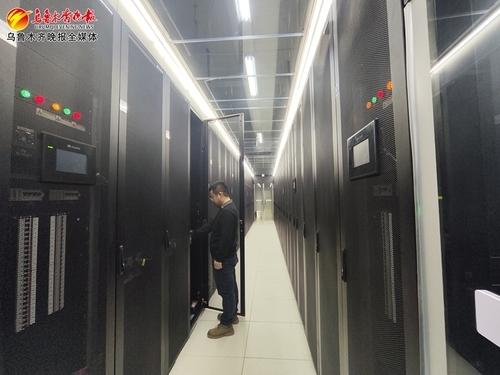 　　2月28日，在皖疆绿色算力科技产业园，技术专家正在机房检查设备运行状况。资料图片