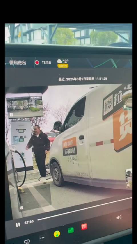 特斯拉充电时遭人强拔充电枪引发争议