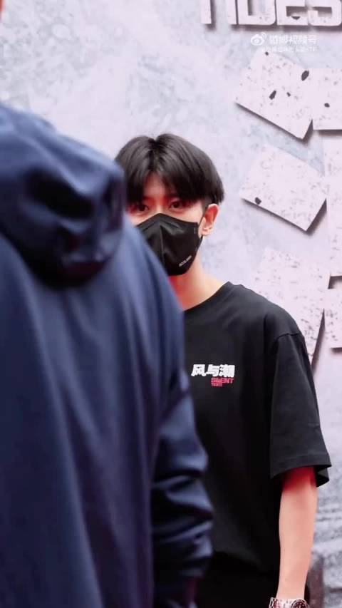 任嘉伦风与潮素颜顺毛开机look