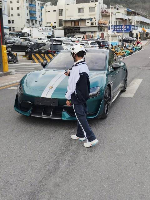 小学生惊呼小米SU7 Ultra 引发路边关注