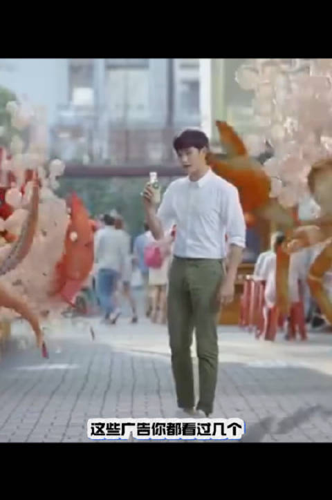 金秀贤在2014年因韩剧《来自星星的你》爆红后，迅速成为中国市场的广告宠儿