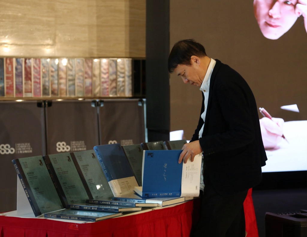 叶小纲看自己的音乐作品集