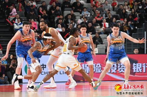 　　3月12日，在乌鲁木齐奥体中心，新疆男篮球员正在后场防守。记者陈岩摄