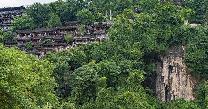 湖南湘西芙蓉镇，挂在瀑布上的千年古镇，因一部电影让世人皆知