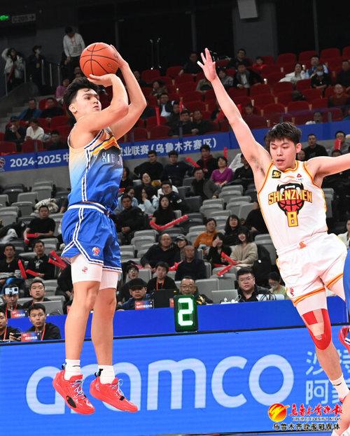　　3月12日，在乌鲁木齐奥体中心，新疆男篮球员伊力福拉提正在前场远投。记者陈岩摄