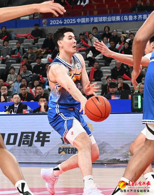 　　3月12日，在乌鲁木齐奥体中心，新疆男篮球员阿不都沙拉木正在前场为队友传球。记者陈岩摄