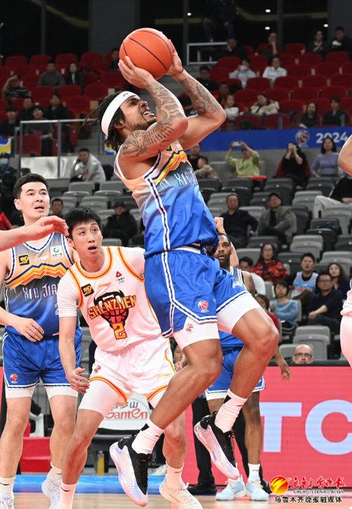 　　3月12日，在乌鲁木齐奥体中心，新疆男篮球员爱德华兹正在前场突破投篮。记者陈岩摄