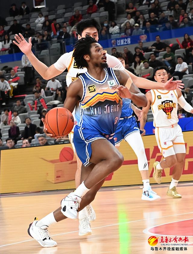 　　3月12日，在乌鲁木齐奥体中心，新疆男篮球员黑根斯正在前场突破进攻。记者陈岩摄