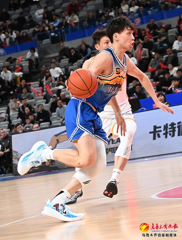 　　3月12日，在乌鲁木齐奥体中心，新疆男篮球员齐麟正在前场突破进攻。记者陈岩摄