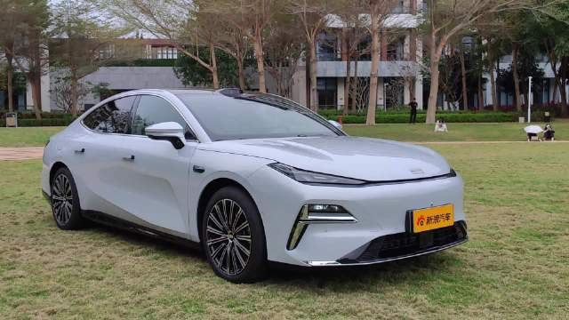 吉利银河星耀8 EM 定位B+级轿车，车身长度5米级