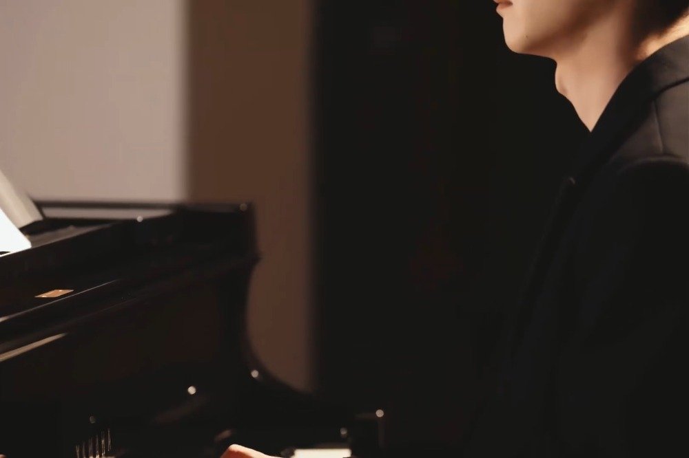 白敬亭章若楠四手联弹白色情人节