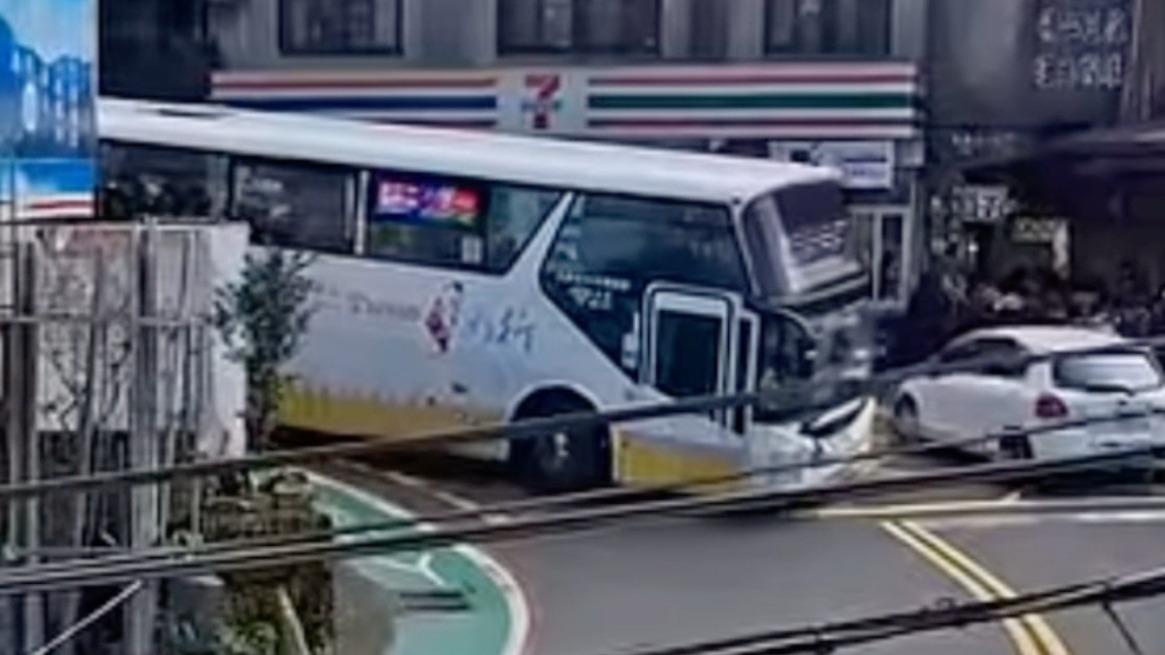 网友围观公交车