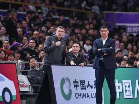 心疼！闵鹿蕾为挤进季后赛付出所有，现因身体原因缺席比赛！