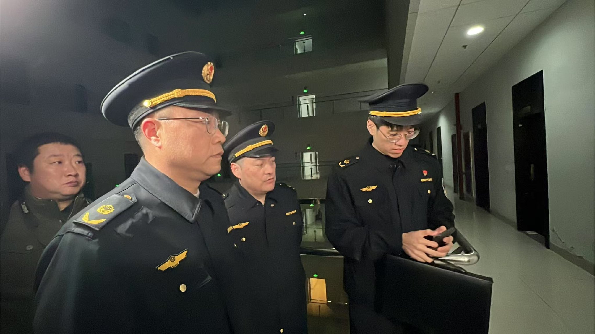 上海嘉定區市場監督管理局執法人員抵達現場。新京報貝殼財經記者俞金旻 攝