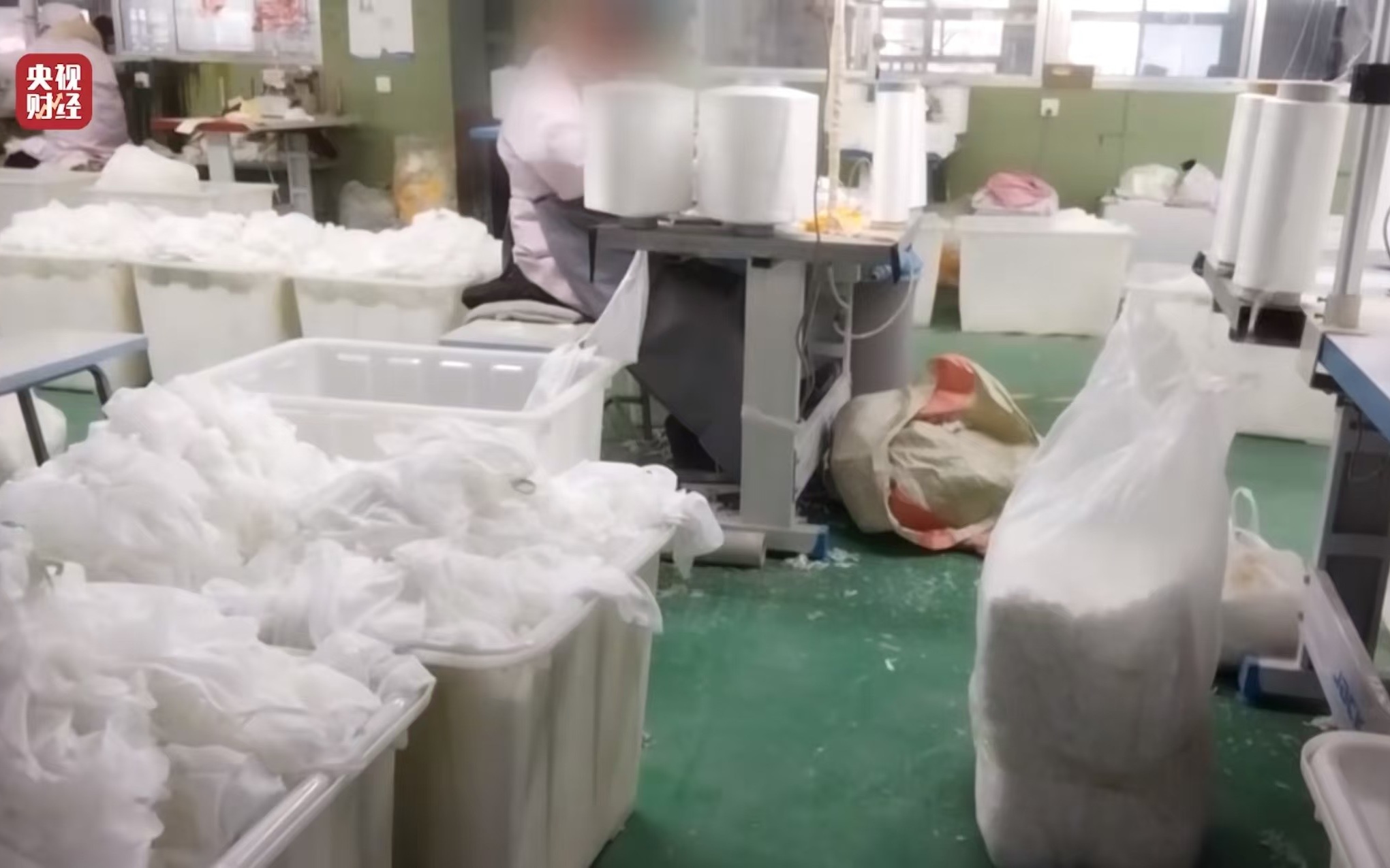 涉事企業生產車間。圖源:央視財經微博影片截圖