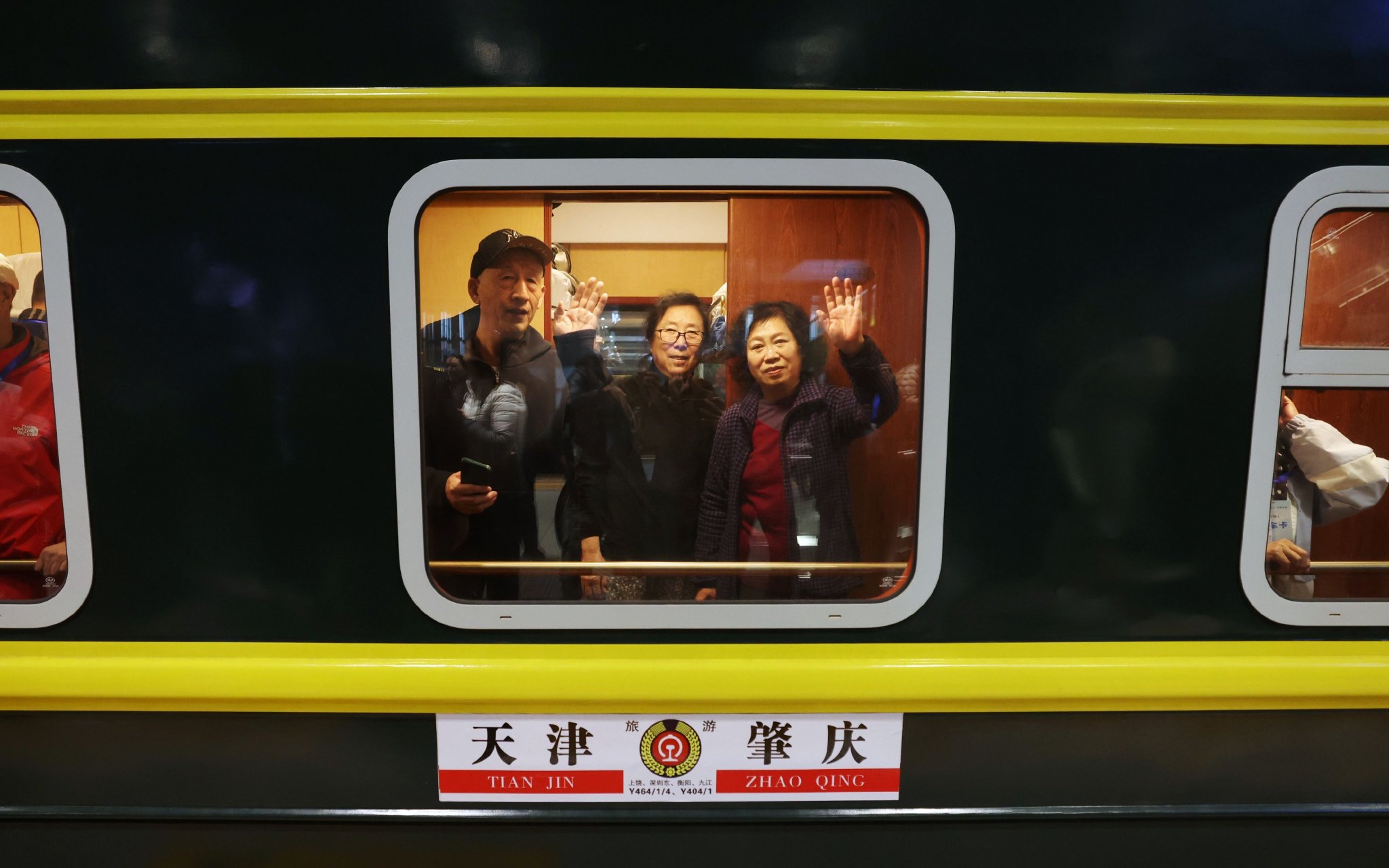 2025年京津冀首趟銀髮旅遊列車經停北京豐台站。新京報記者 王貴彬 攝
