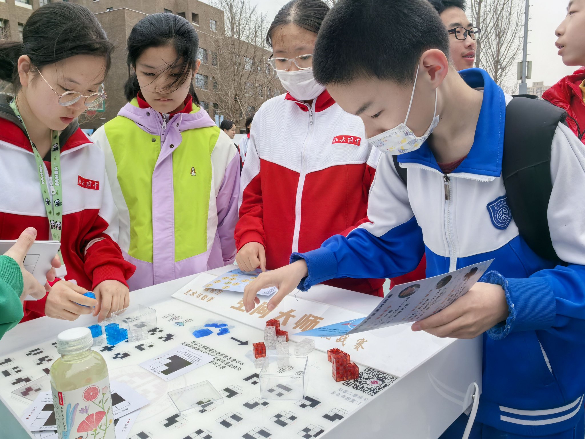 學生們在遊園會中體驗各種數學小遊戲。新京報記者 楊菲菲 攝