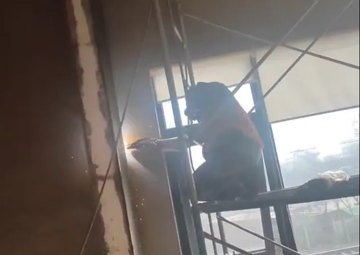 申某某正在無證電焊。 圖源:朝陽區消防救援支隊