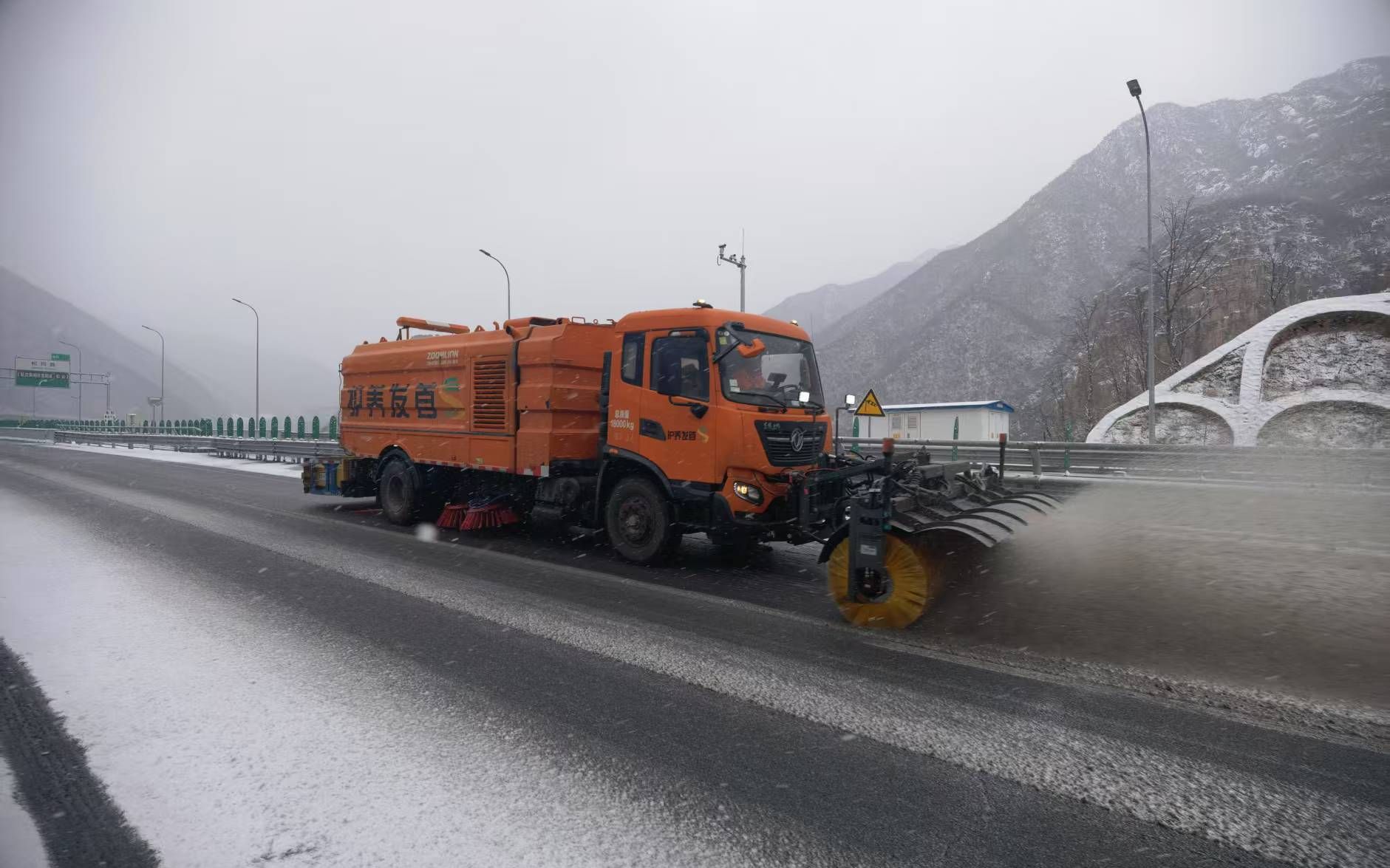 京承三期持續中到大雪,正選養護正開展機械除雪作業。正選養護公司供圖