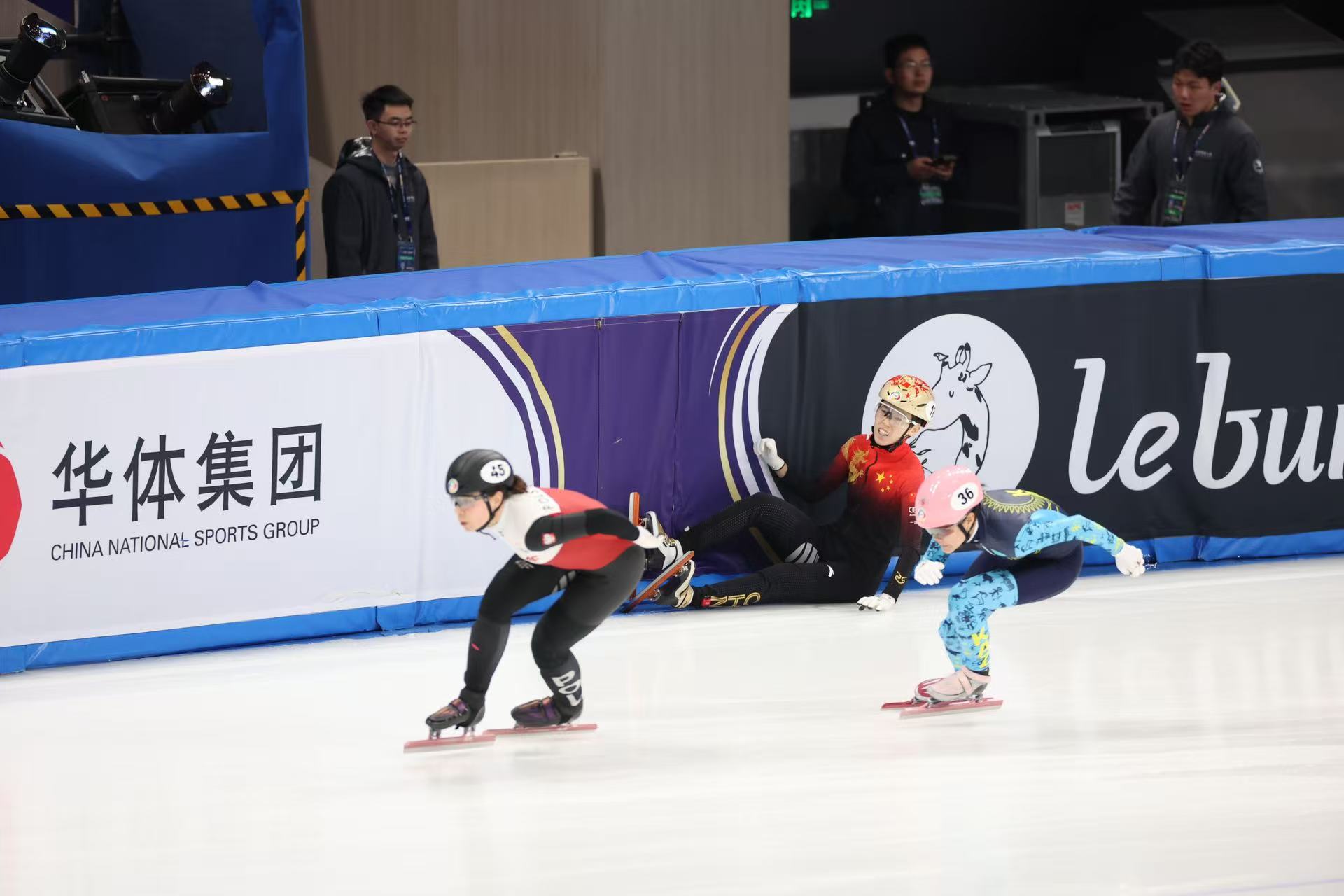 女子500米8強中,範可新失誤摔出賽道。 新京報記者 王飛 攝