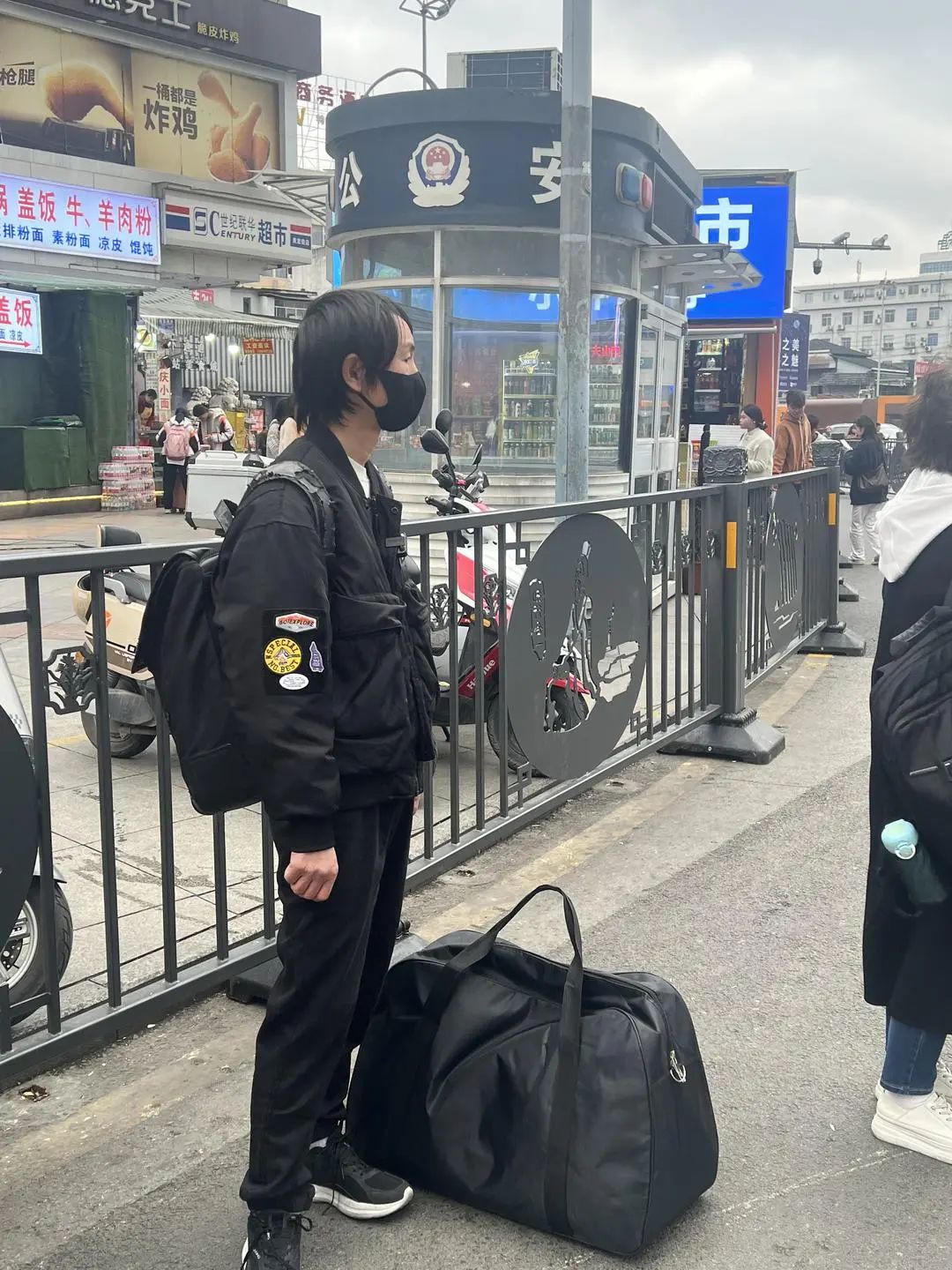 演出前，庞麦郎在路边等车。图源：红星新闻