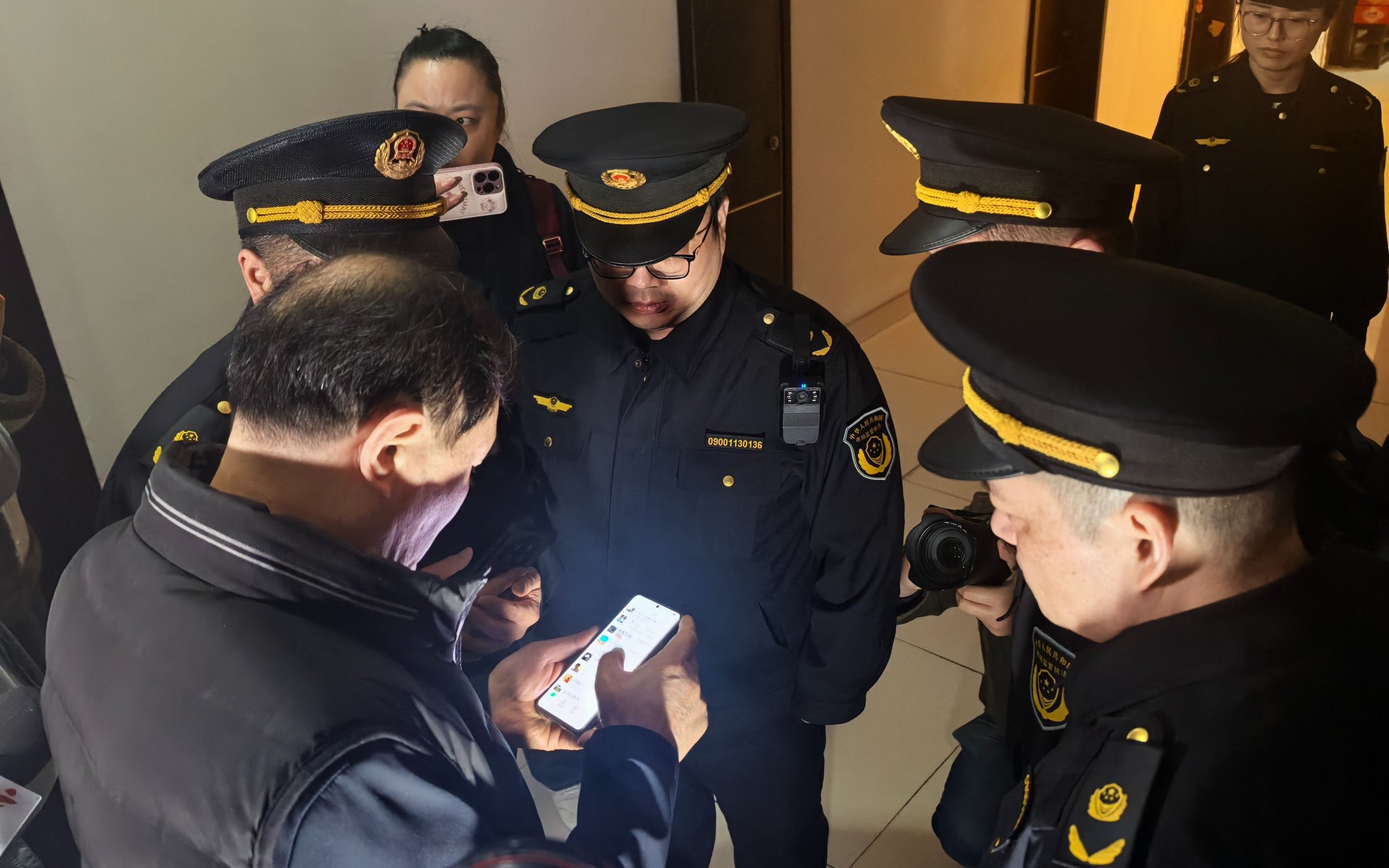 大樓物業曹經理正在聯繫法定代表人。新京報貝殼財經記者 俞金旻 攝