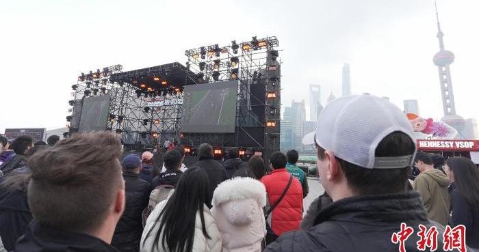 F1揭幕战点燃上海 车迷黄浦江畔共赏速度与激情