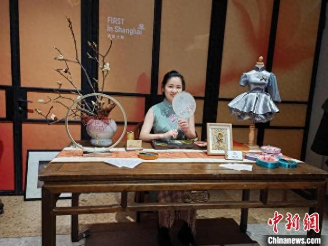 “静安首发品牌馆”中,琳琅满目的商品令人目不暇接。(中新网记者 陈静摄)