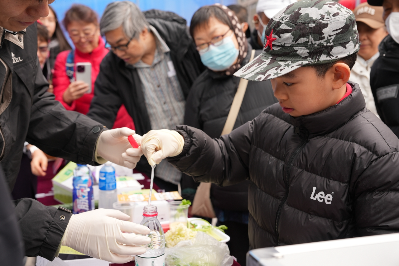 一位小朋友現場參與「你點我檢」活動。北京市市場監管局供圖