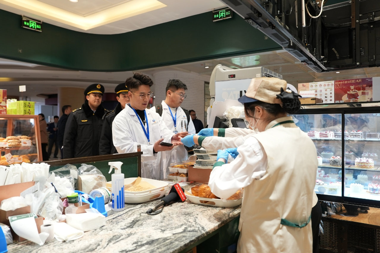 北京市市場監管局工作人員對糕點等食品進行抽樣檢測。北京市市場監管局供圖