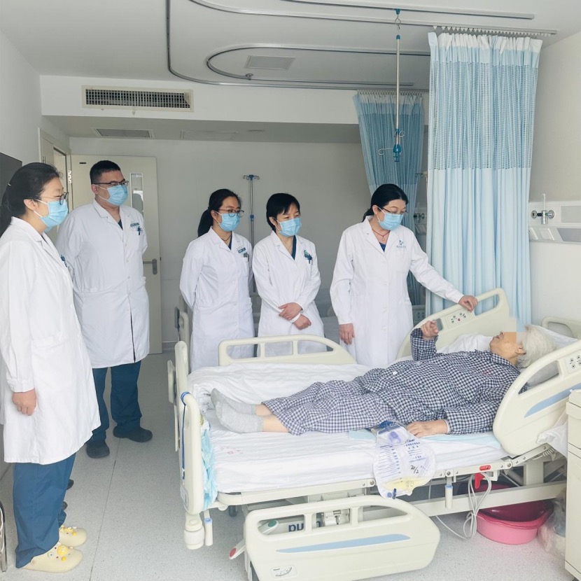 張欣帶團隊查房。 圖源:應急總醫院