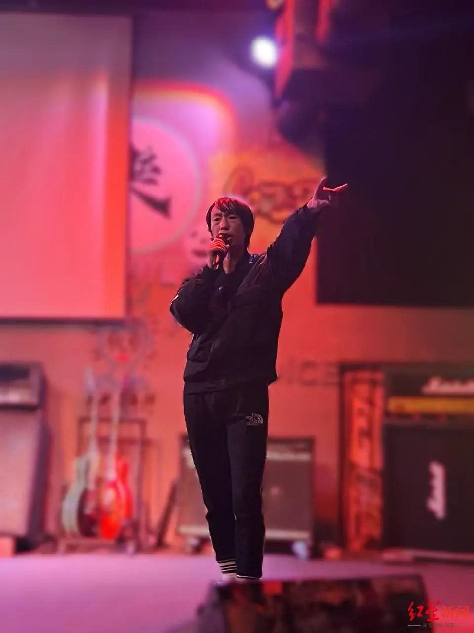 庞麦郎在演出现场。图源：红星新闻