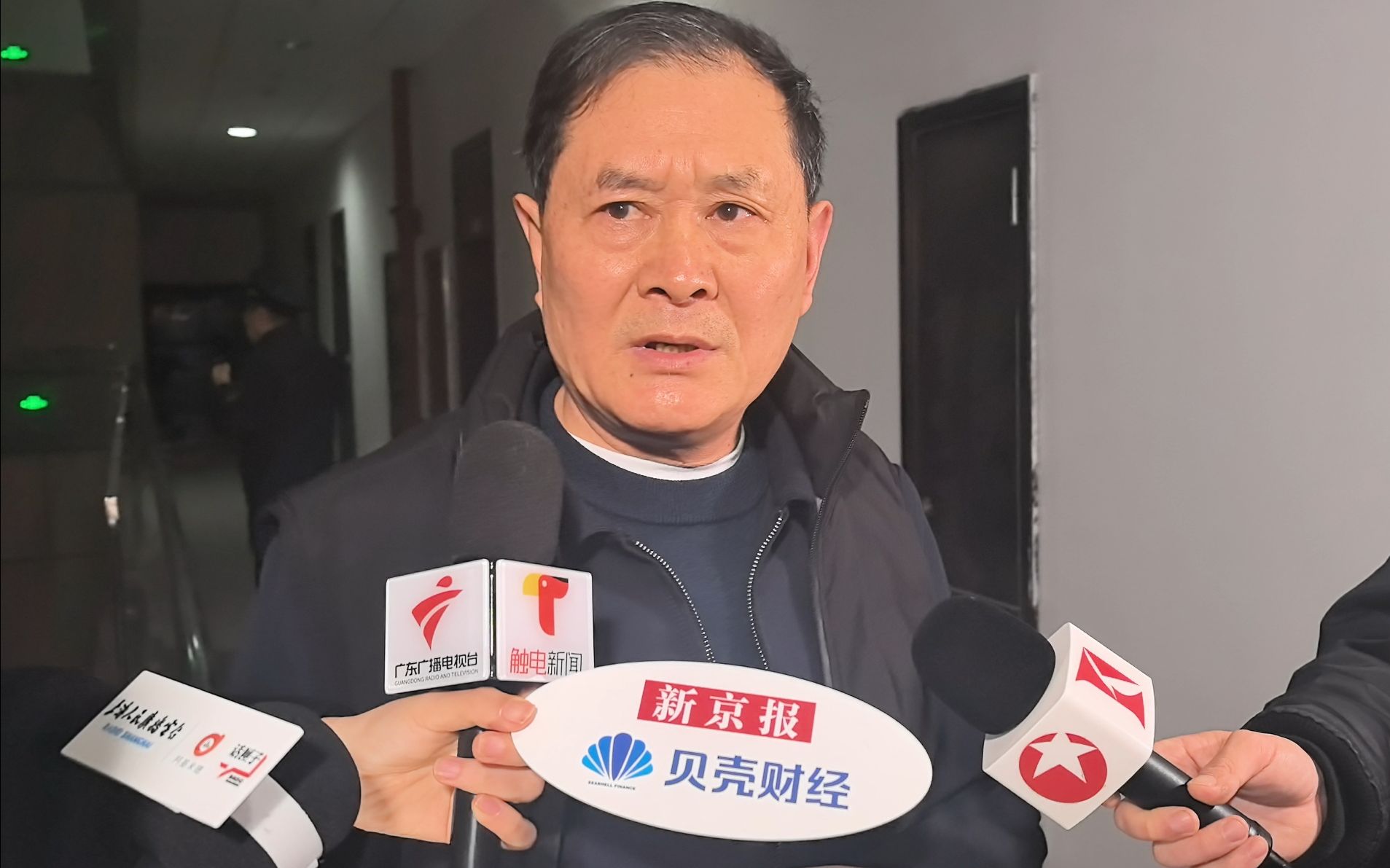 大樓物業曹經理向記者介紹該公司情況。新京報貝殼財經記者 俞金旻 攝