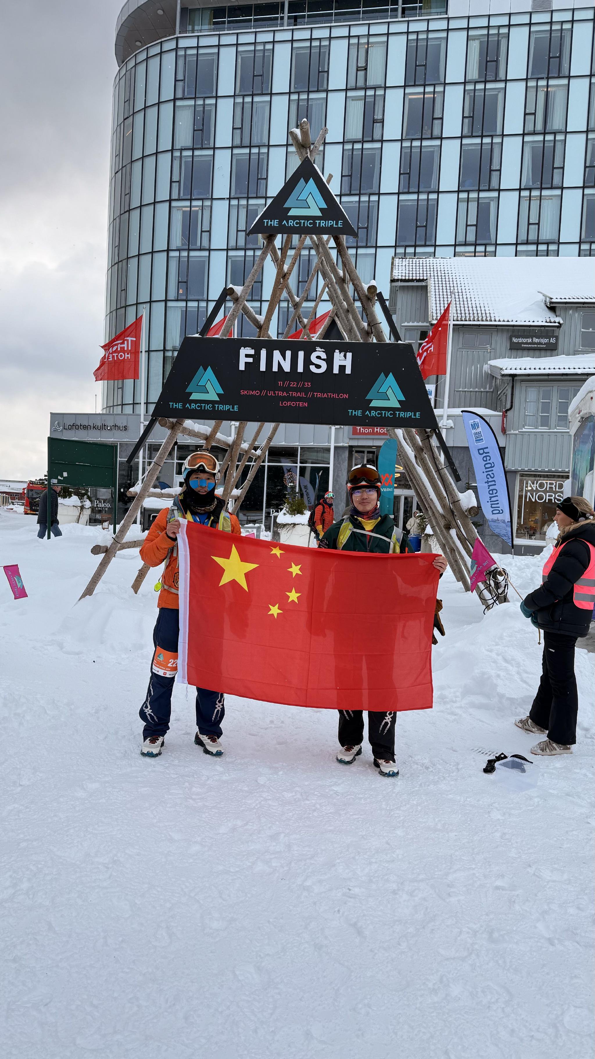 李銘(左)、王凱翔成為羅弗敦滑雪登山賽首批完賽的中國選手。受訪者供圖