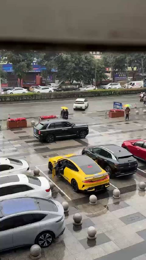 劳斯莱斯来了，小米SU7 Ultra怎么挡也挡不住？