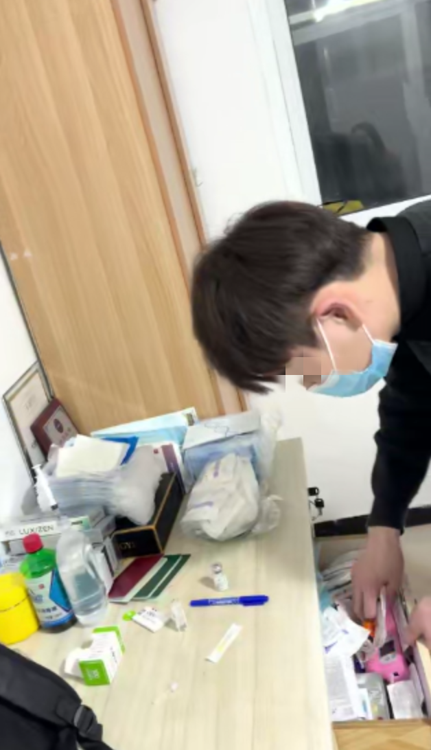 「趙醫生」在抽屜里翻找注射器。新京報記者 彭鏡陶 攝
