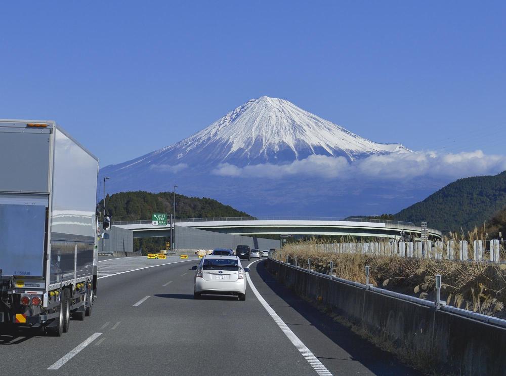 這是2020年1月2日在日本靜岡市公路上拍攝的富士山景色。新華社記者楊光攝