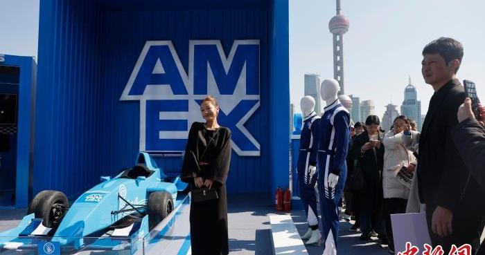 上海：民众在黄浦江畔沉浸体验赛车文化