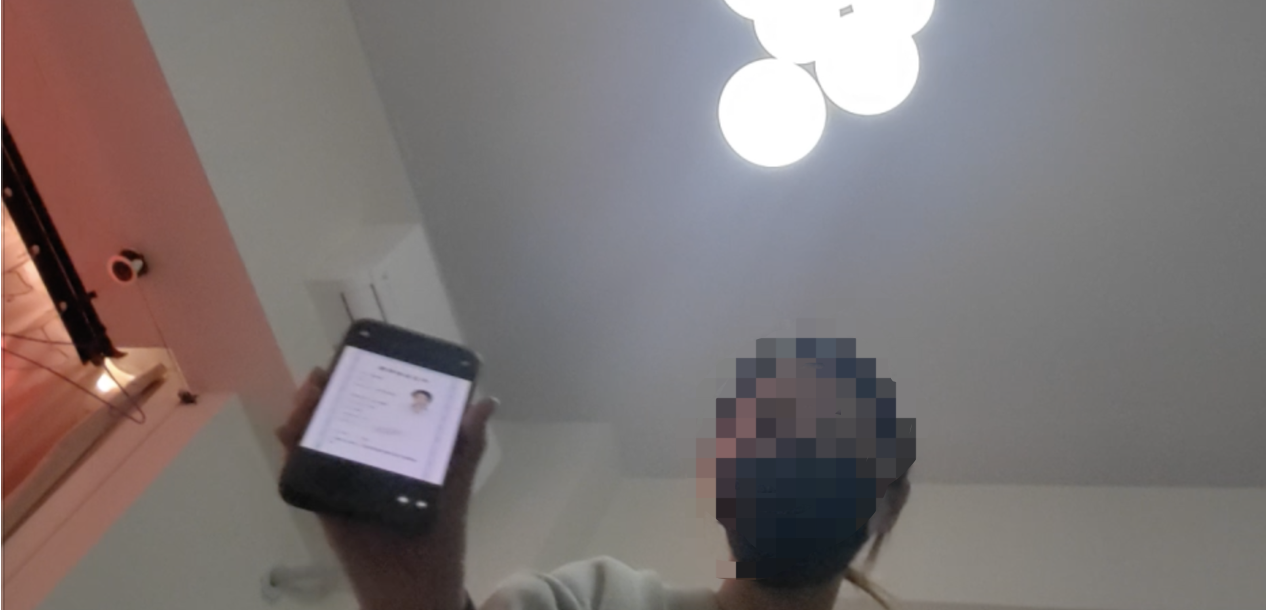 在出租屋內違法注射肉毒素的「代打」自稱「張醫生」,向記者出示自己的「資質」。新京報記者 劉思維 攝